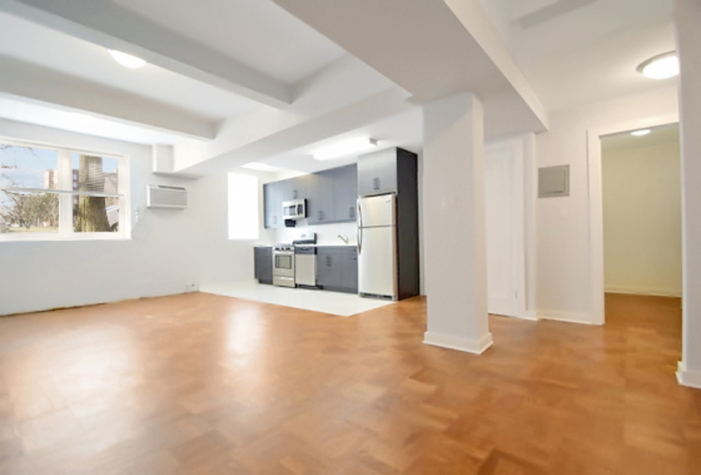 1135 Pelham Parkway North, Pelham Parkway